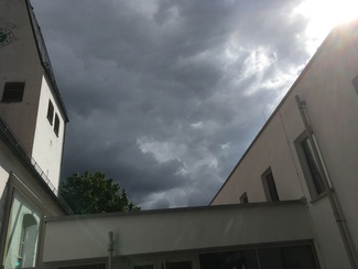 dunkle Wolken über der Kirche